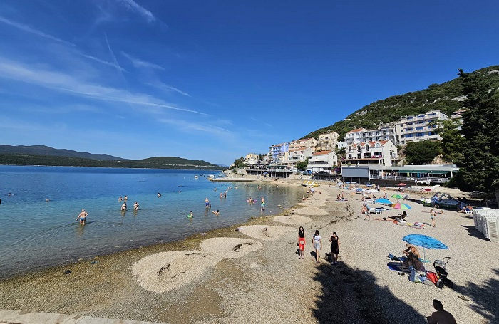 Brojni turisti stigli u Neum, evo kakve su cijene