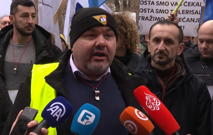 Održan protest članova sedam sindikata u KS